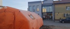 Na zdjęciu namiot rozstawiony przy szpitalu w Wysokiem Mazowieckiem