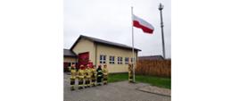 Zdjęcie przedstawia zmianę służbową podczas ceremonii podnoszenia flagi państwowej
