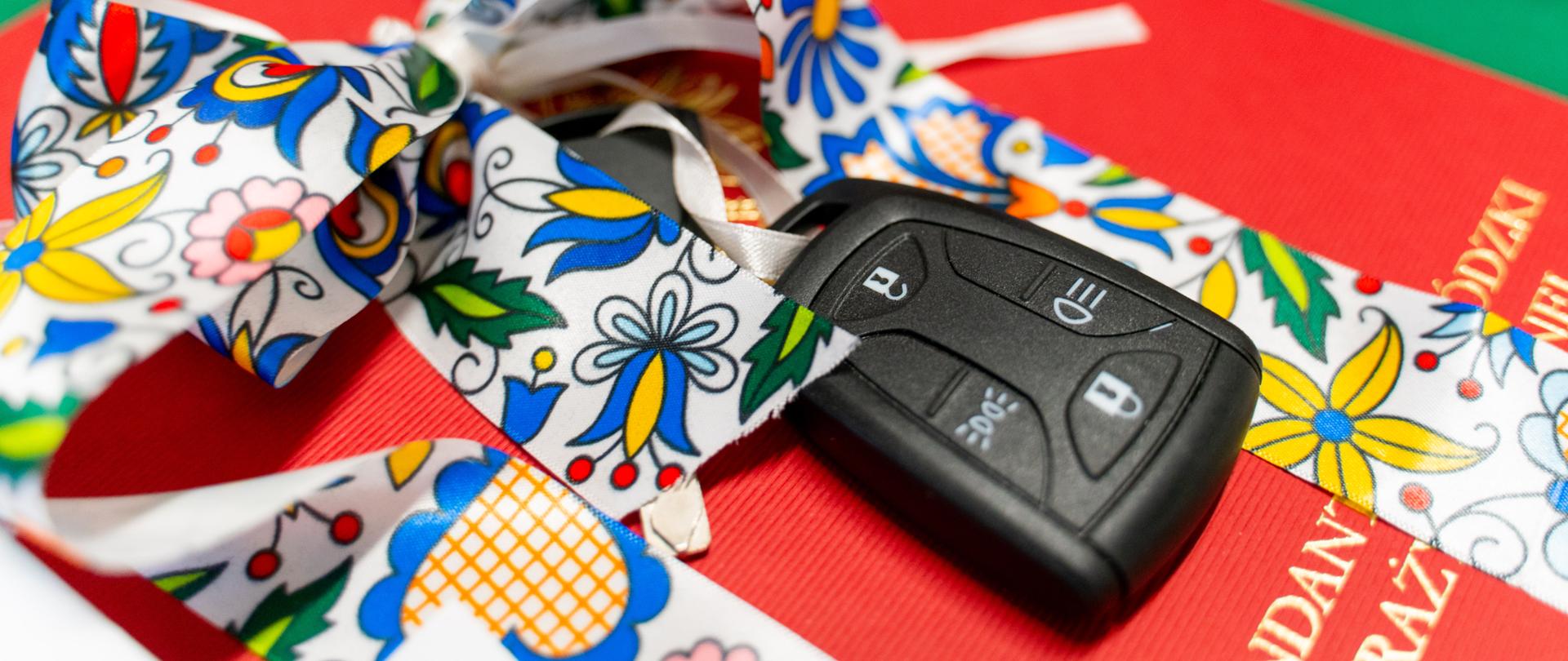 Zdjęcie przestawia kluczyki do nowego samochodu ratowniczo-gaśniczego dla Jednostki Ratowniczo-Gaśniczej w Pucku.