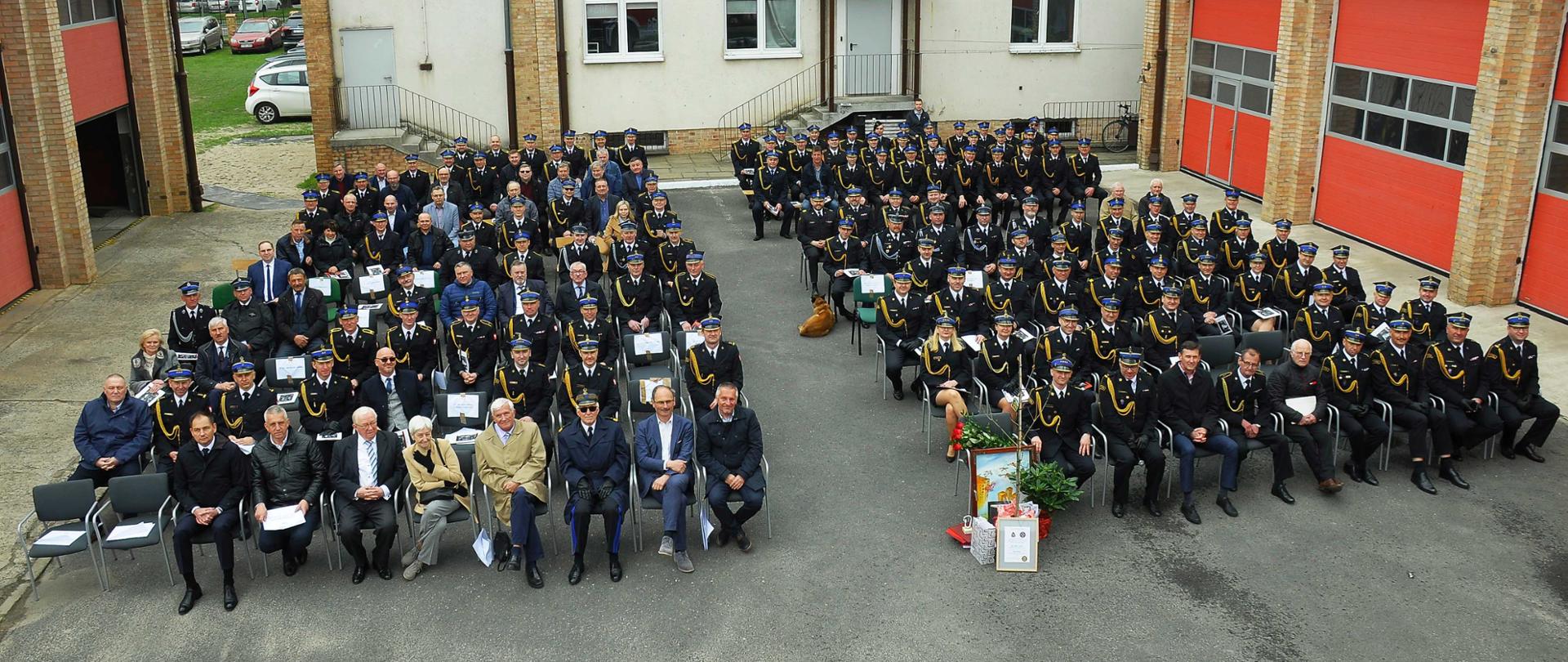 Zdjęcie zbiorowe uczestników uroczystości