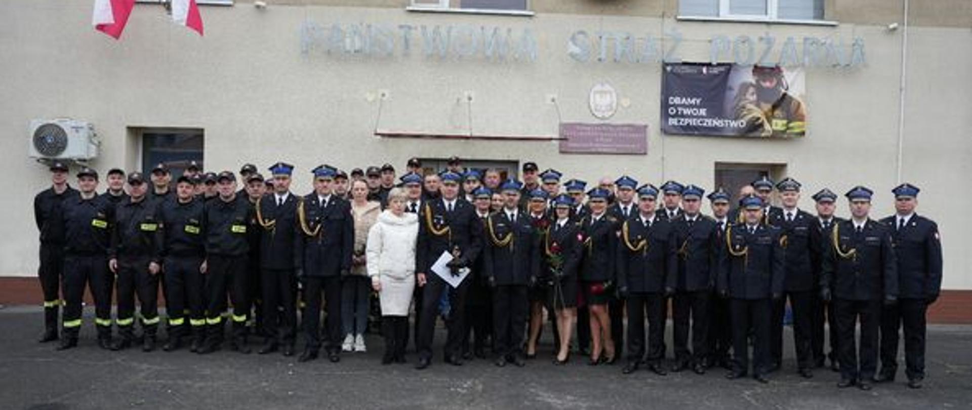 Uroczysta zmiana służby w Jednostce Ratowniczo - Gaśniczej nr 3 w Paczkowie.
