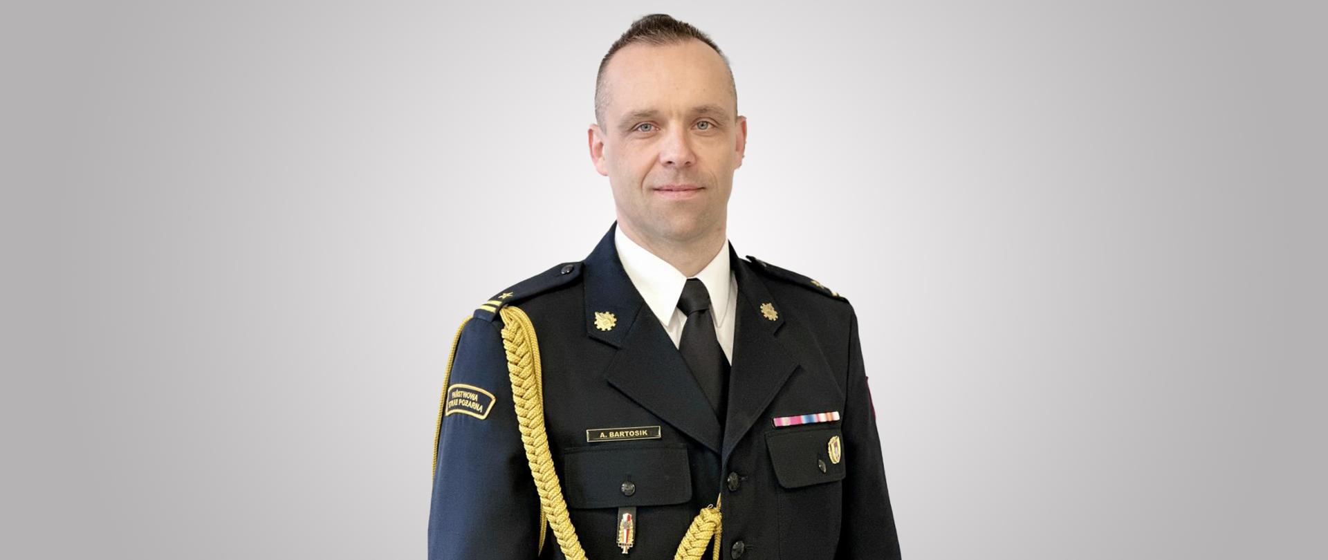 zdjęcie przedstawia młodszego brygadiera Artura Bartosika w mundurze wyjściowym. Zdjęcie portretowe