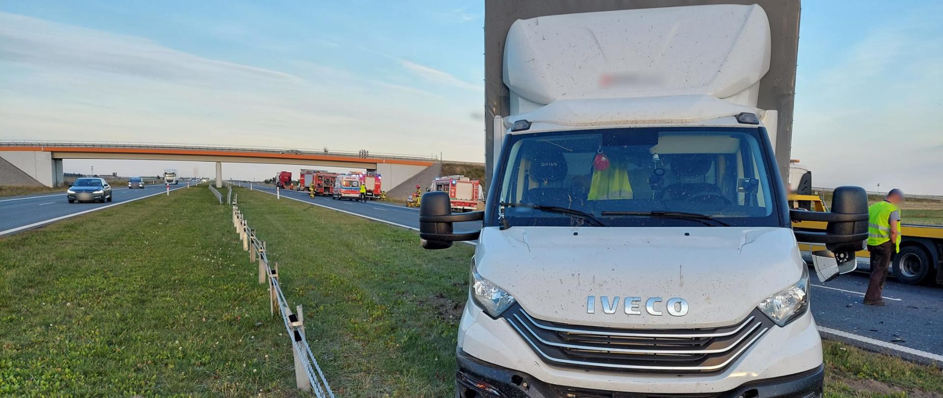 widoczne miejsce zdarzenia, uszkodzone pojazdy oraz służby działające na miejscu zdarzenia.