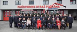 Pamiątkowe zdjęcie przed budynkiem Komendy Powiatowej PSP w Wodzisławiu Śląskim