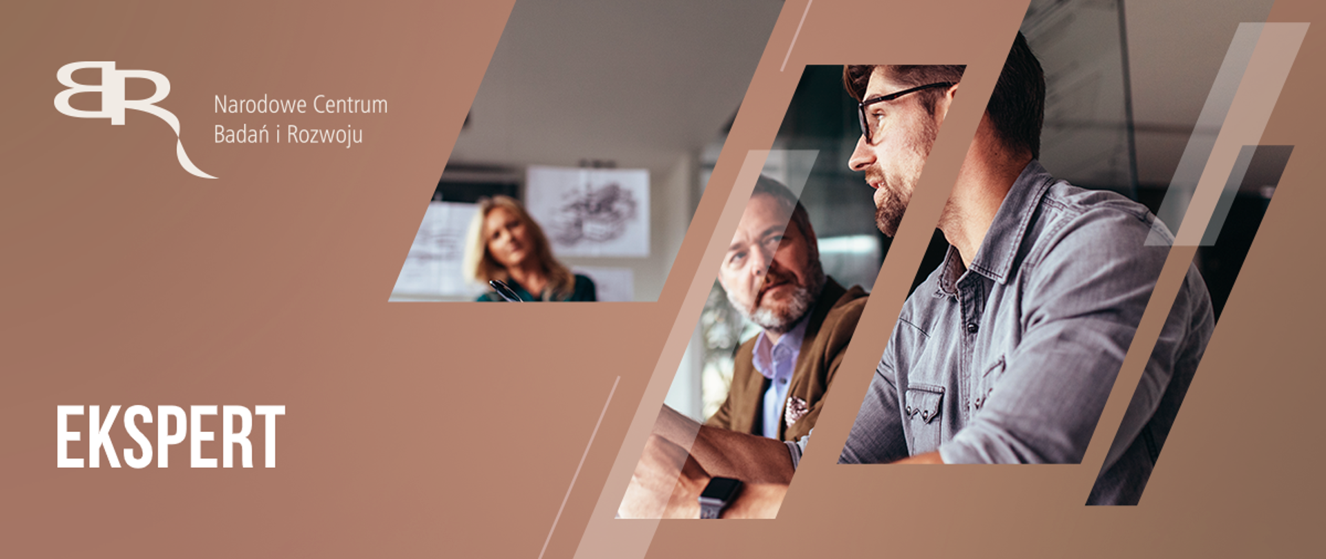 W lewym górnym rogu logo NCBR - odwrócona literka B i literka R, przylegające do siebie. W lewym dolnym rogu napis Ekspert. Po prawej widoczni dwaj rozmawiający mężczyźni, na dalszym planie przygląda się im kobieta. 