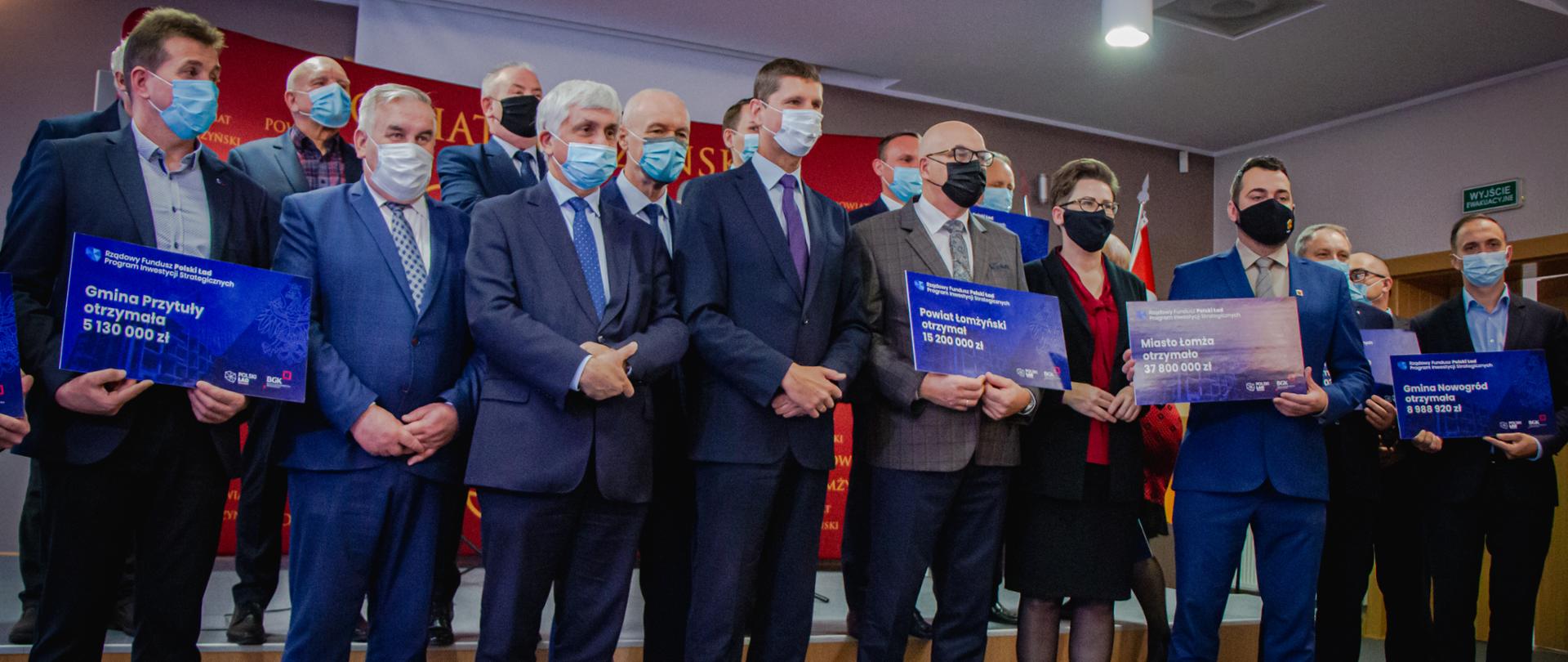 Przekazanie łomżyńskim samorządowcom promes inwestycyjnych pierwszej edycji Programu Inwestycji Strategicznych w ramach Polskiego Ładu