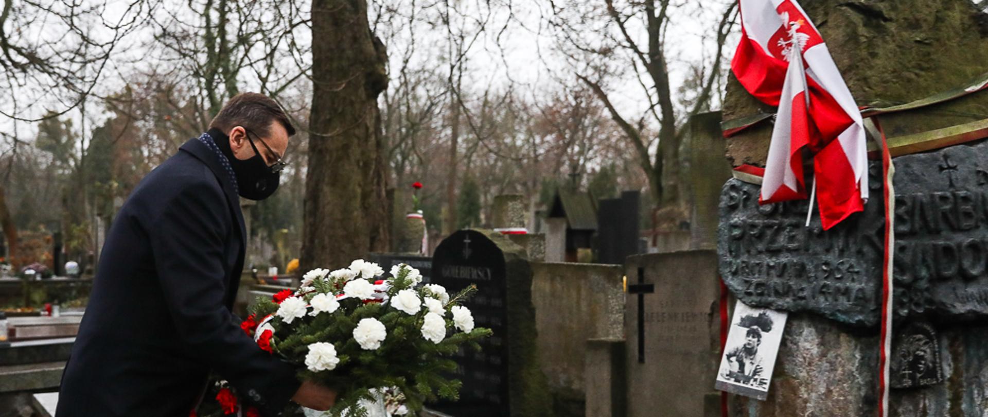 Premier składa kwiaty na grobie Grzegorza Przemyka.