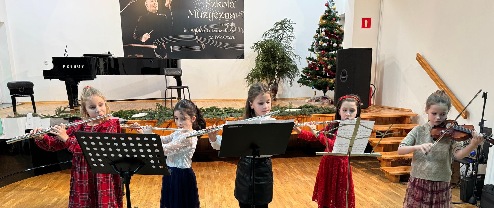 Zdjęcie przestawiające wspólne kolędowanie, które odbyło się w auli szkoły w dniu 21 grudnia 2023 roku.