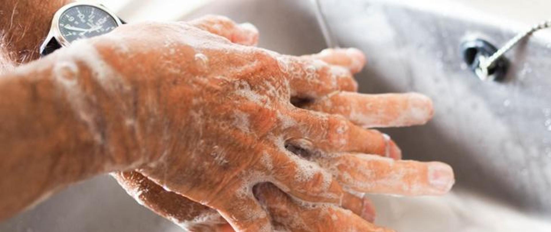 Namydlone dłonie podczas mycia 
