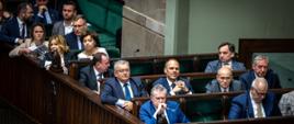 Minister infrastruktury Andrzej Adamczyk oraz wiceminister Rafał Weber w ławie rządowej w sejmie