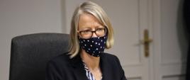 Ambasador Wielkiej Brytanii w Polsce Anna Clunes siedząca w maseczce na twarzy podczas spotkania z wicepremierem, ministrem rozwoju, pracy i technologii Jarosławem Gowinem