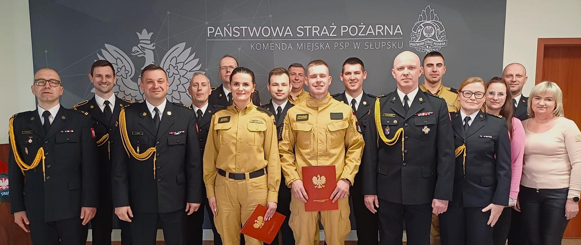 Zdjęcie przedstawia funkcjonariuszy podczas ślubowania.