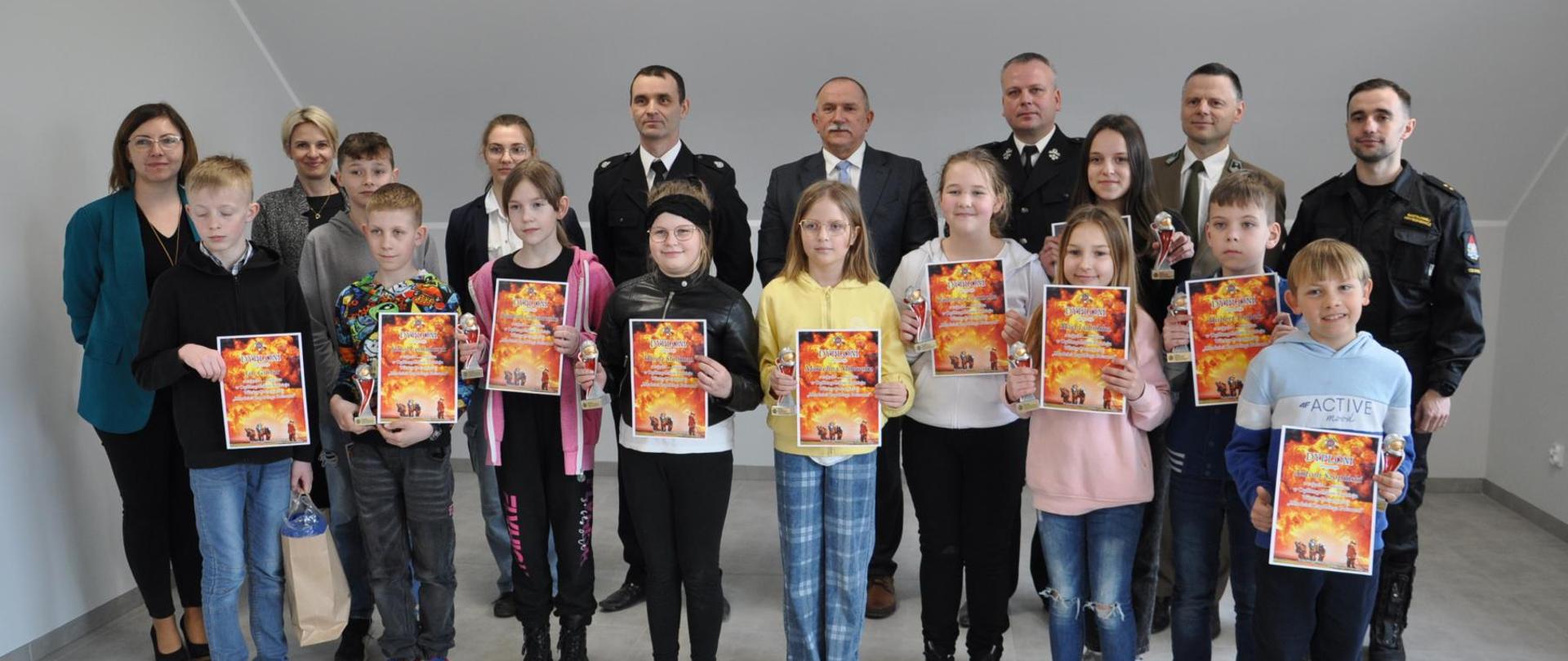 Zdjęcie grupowe przedstawiające uczestników wraz z opiekunami, sponsorami oraz komisją turnieju.