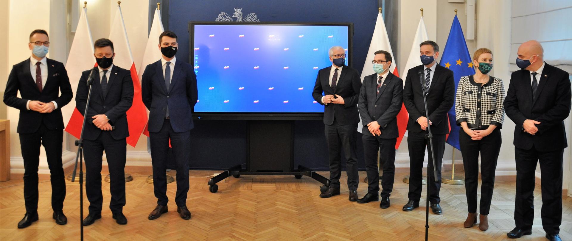 Zdjęcie grupowe, wśród osób minister Buda i minister Dworczyk