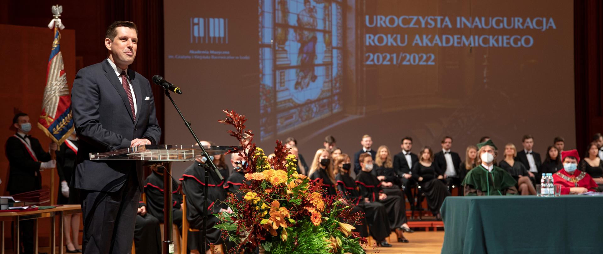 Wojewoda łódzki w trakcie okolicznościowego przemówienia na Akademii Muzycznej 