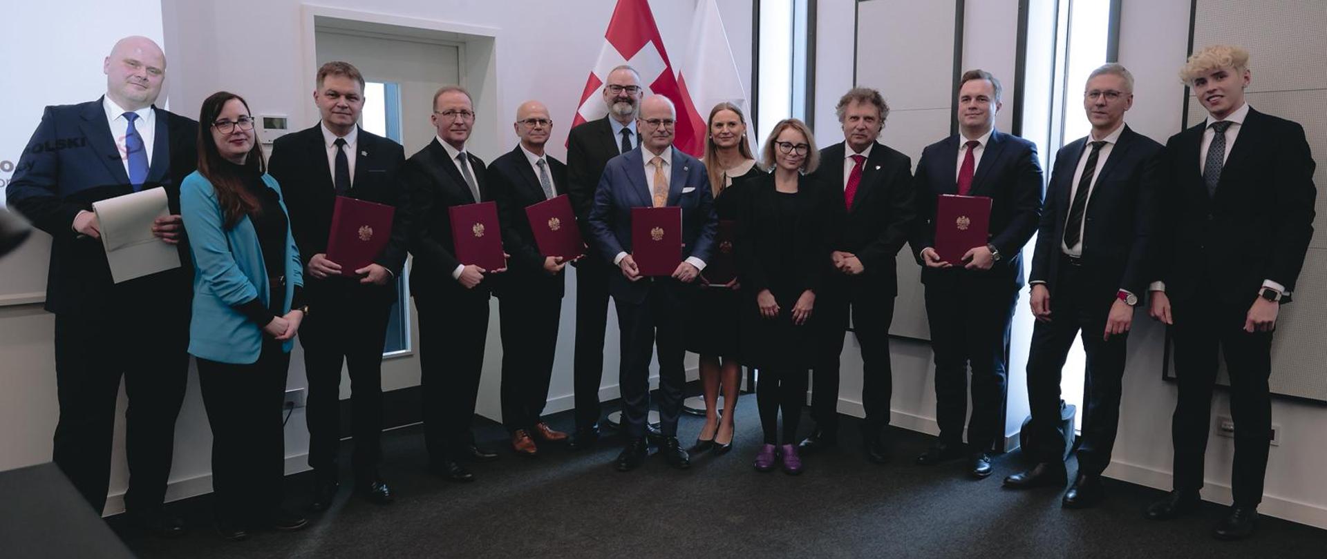 Na zdjęciu wiceminister funduszy i polityki regionalnej Jacek Karnowski w towarzystwie innych uczestników spotkania