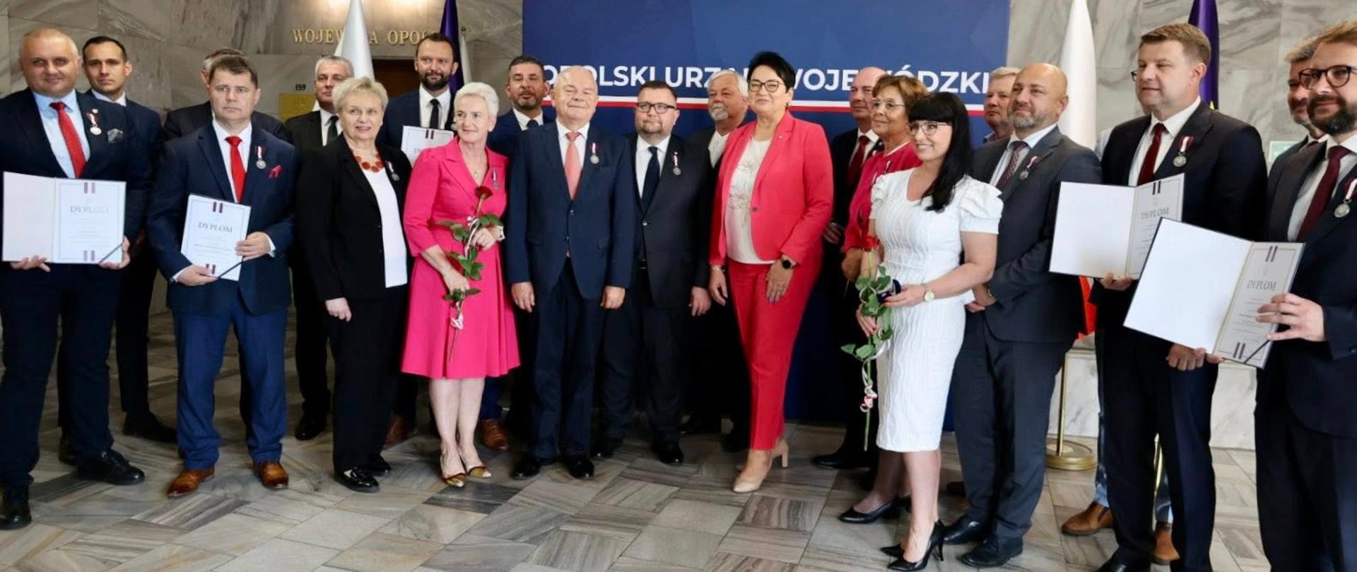 Z okazji Dnia Samorządu Terytorialnego w Opolskim Urzędzie Wojewódzkim odbyła się dziś wyjątkowa uroczystość – 19 samorządowców z naszego regionu zostało uhonorowanych Odznakami Honorowymi za Zasługi dla Samorządu Terytorialnego.