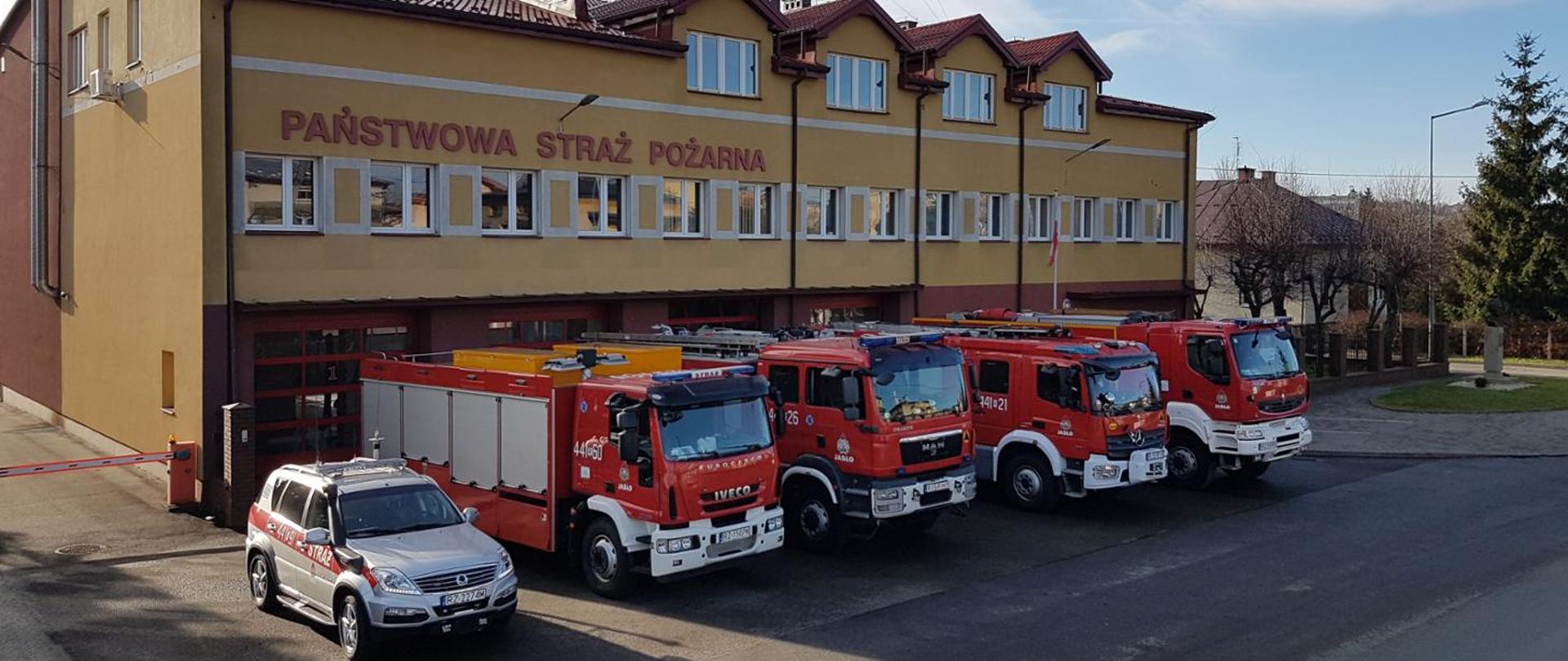 budynek komendy powiatowej straży pożarnej w jasle przed budynkiem samochody pożarnicze