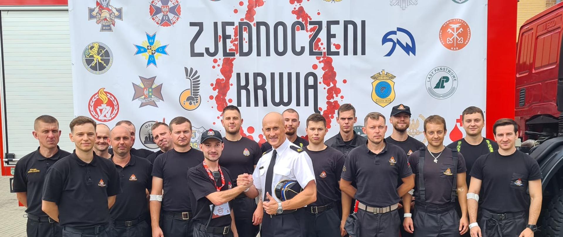 Na zdjęciu żarscy strażacy wraz z Komendantem Powiatowym 