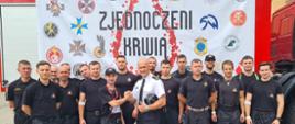 Na zdjęciu żarscy strażacy wraz z Komendantem Powiatowym 