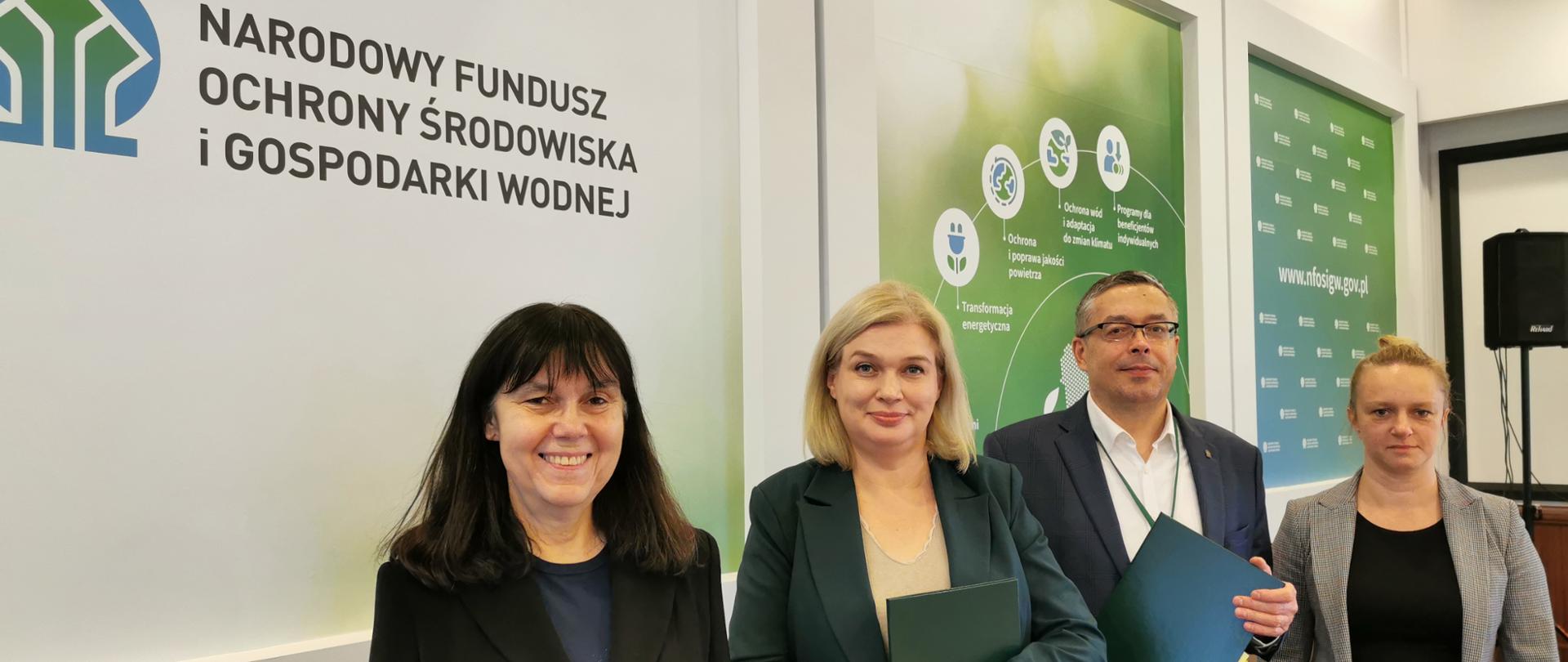 Pan Artur Michalski, wiceprezes NFOŚiGW pod podpisaniu umowy z Panią Moniką Salamon-Miłoboszewską, p.o. Dyrektora Muzeum Romantyzmu w Opinogórze. Zdjęcie grupowe