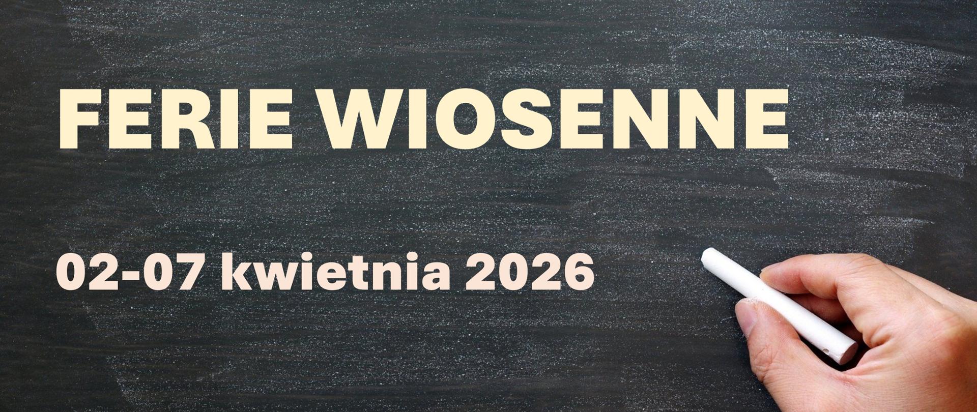 Plakat z pastelowymi literami na szarym tle. Po prawej dłoń z kredą.
