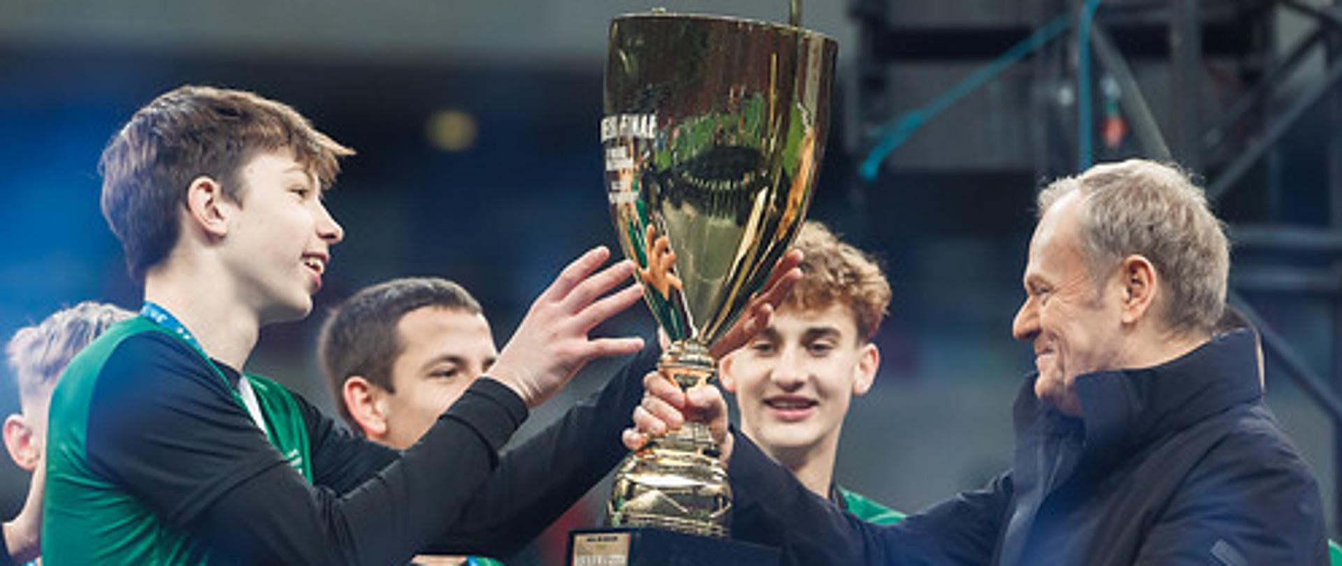 Ceremonia wręczenia medali zwycięskim drużynom z udziałem Premiera Donalda Tuska