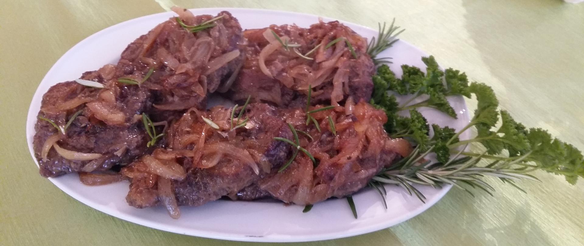 wołowina w karmelizowanej cebuli