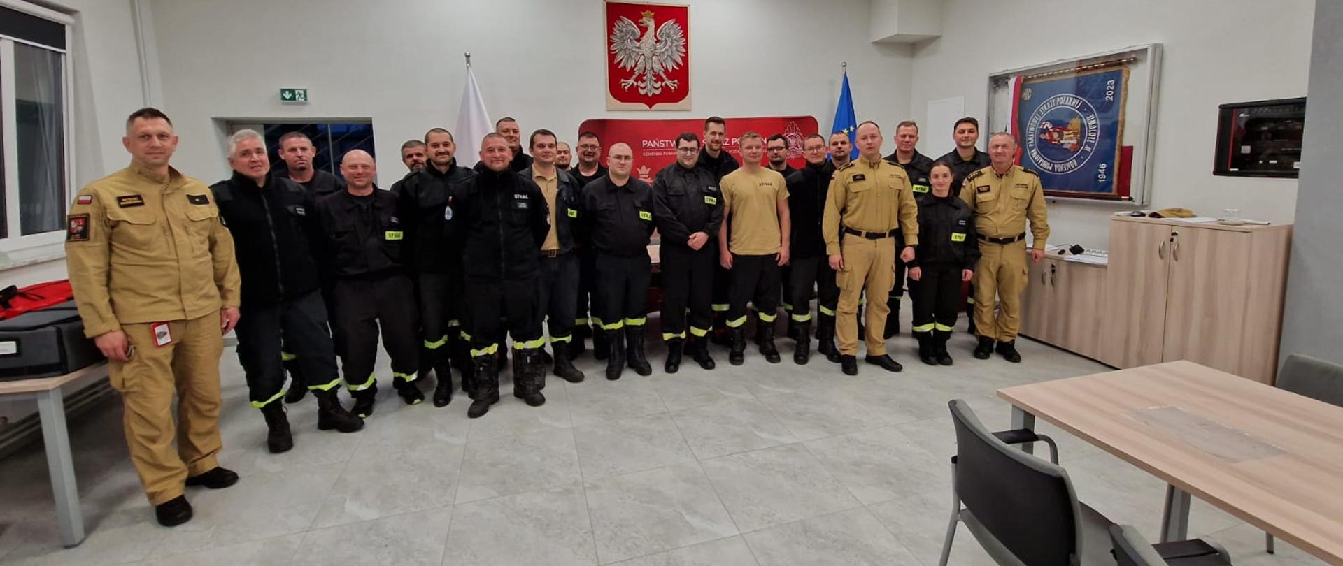 Druhowie OSP w obecności Komendanta Poiwatowego i kadry prowadzącej szkolenie 