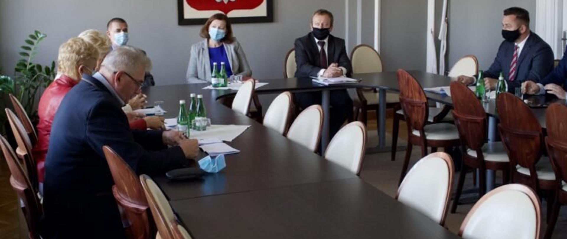 Wojewoda podkarpacki Ewa Leniart podczas Spotkanie z samorządowcami w sprawie zmiany granic Sanoka