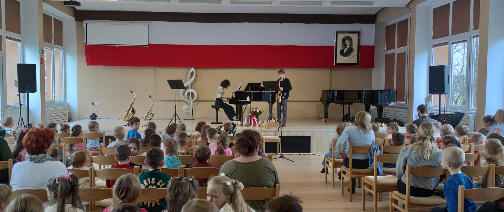 na scenie grający saksofonista i pianistka
