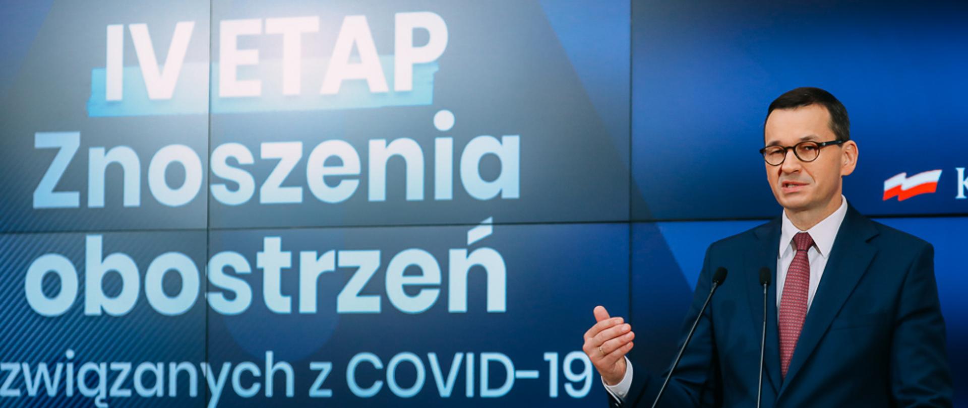 Premier Mateusz Morawiecki podczas konferencji prasowej.
