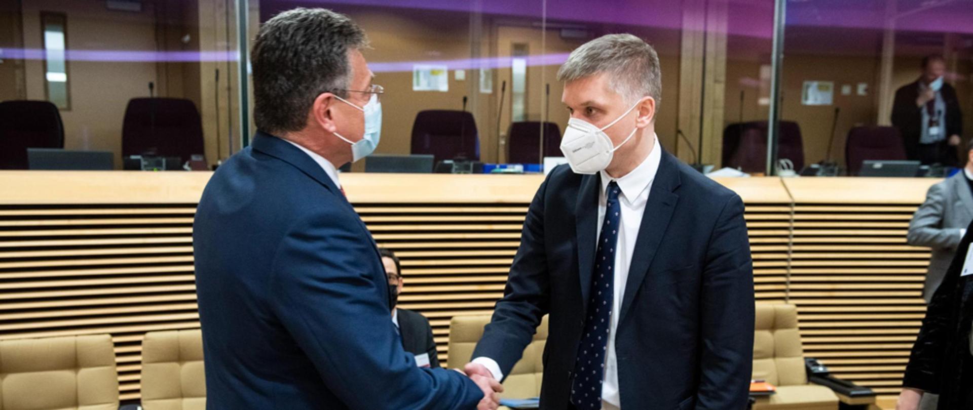 Minister rozwoju i technologii Piotr Nowak podczas posiedzenia Europejskiego Sojuszu na rzecz Baterii (EBA) w Brukseli wita się podaniem dłoni z wiceprzewodniczącym Komisji Europejskiej Marošem Šefčovičem
