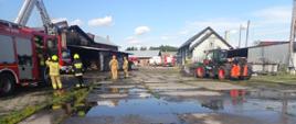 Widok pożaru w zakładzie w Markowej