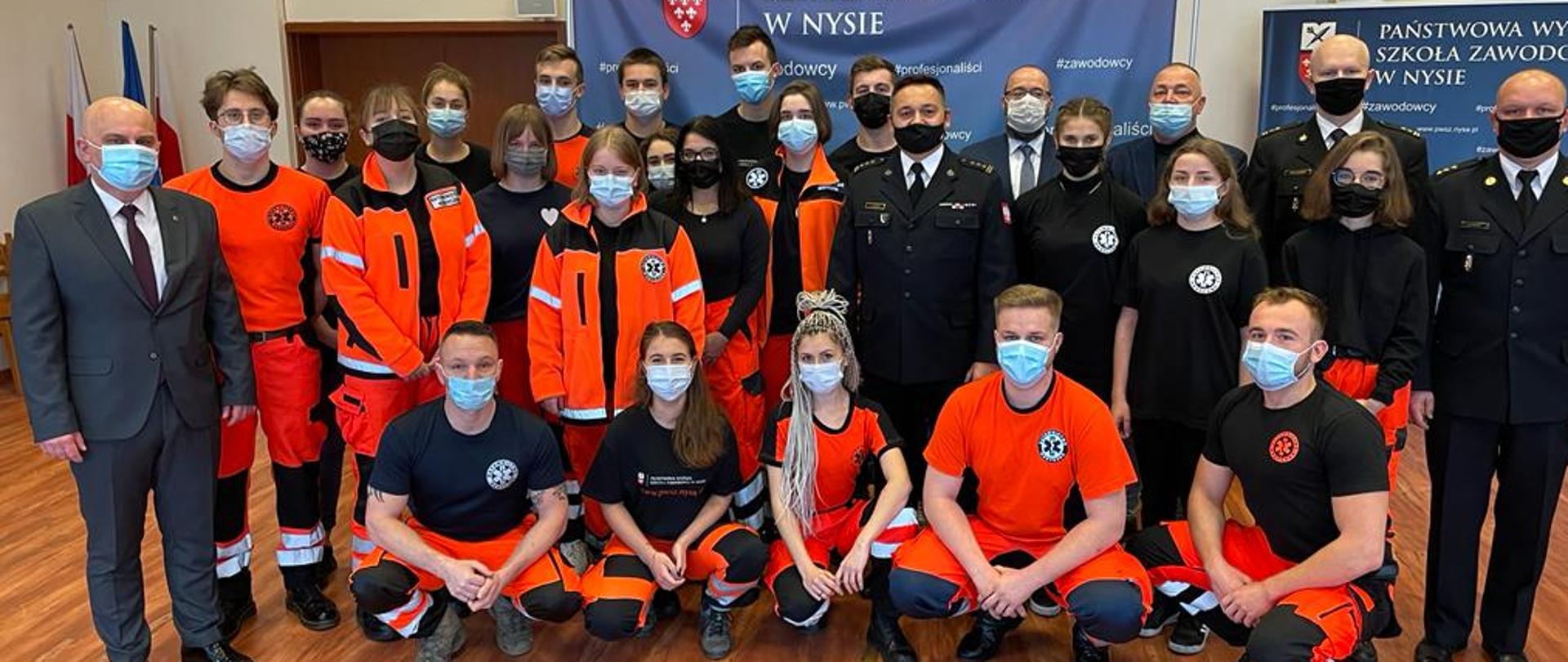 Studenci oraz przedstawiciele władz uczelni PWSZ w Nysie na spotkaniu z Opolskim Komendantem Wojewódzkim PSP w Opolu. Pamiątkowe wspólne zdjęcie.