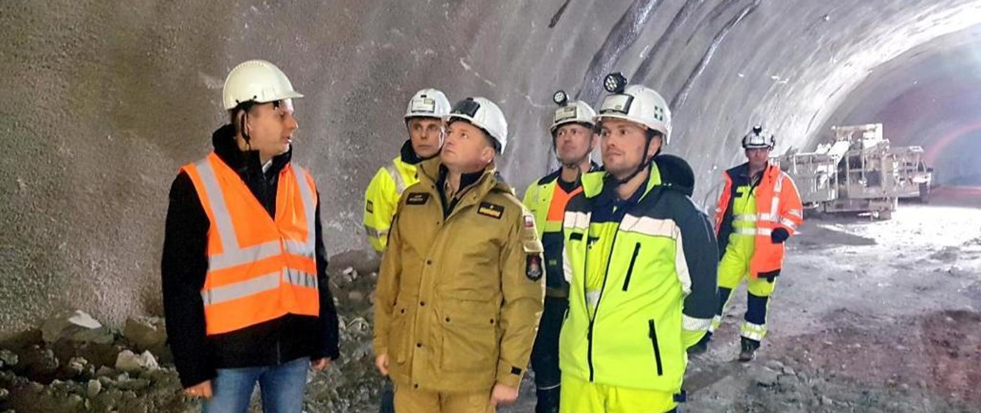 Zastępca Komendanta Głównego wraz z 5 mężczyznami na terenie budowy tunelu