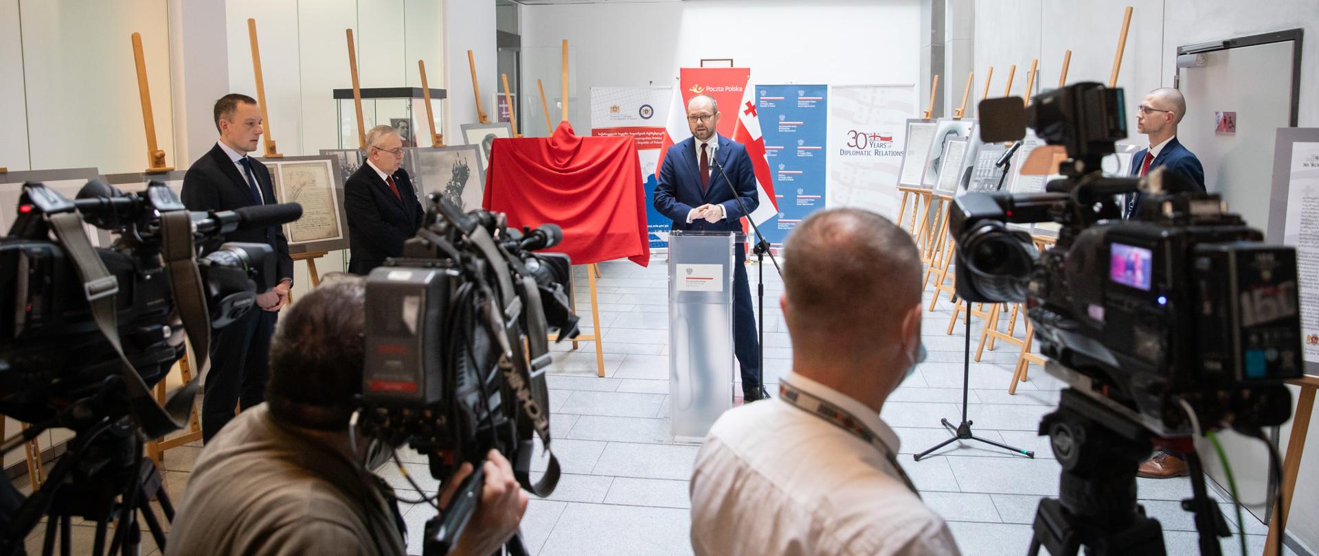 Wiceminister Marcin Przydacz otworzył wystawę z okazji nawiązania stosunków dyplomatycznych pomiędzy Polską i Gruzją