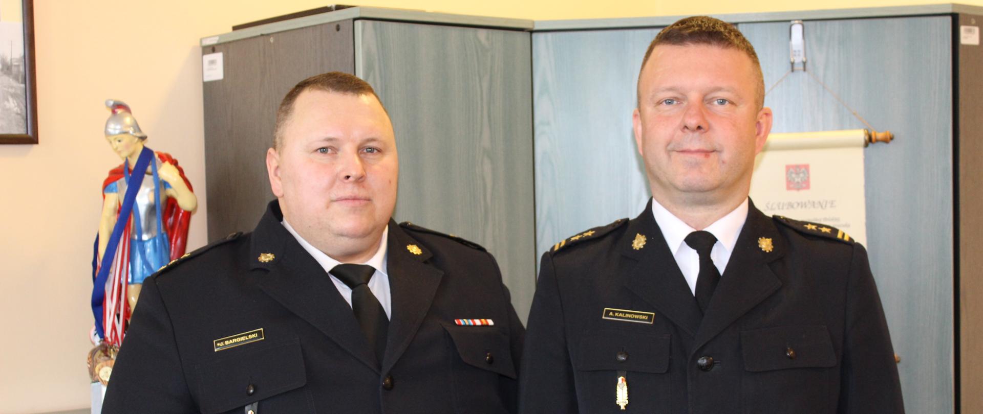 Dwóch funkcjonariuszy PSP w mundurze wyjściowym 