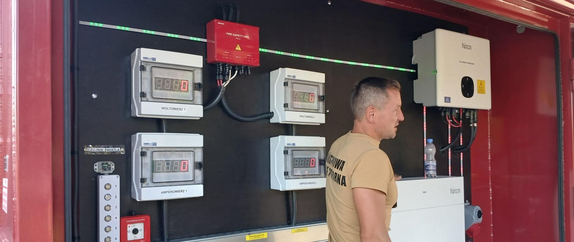 Strażak omawiający działanie instalacji fotowoltaicznej.