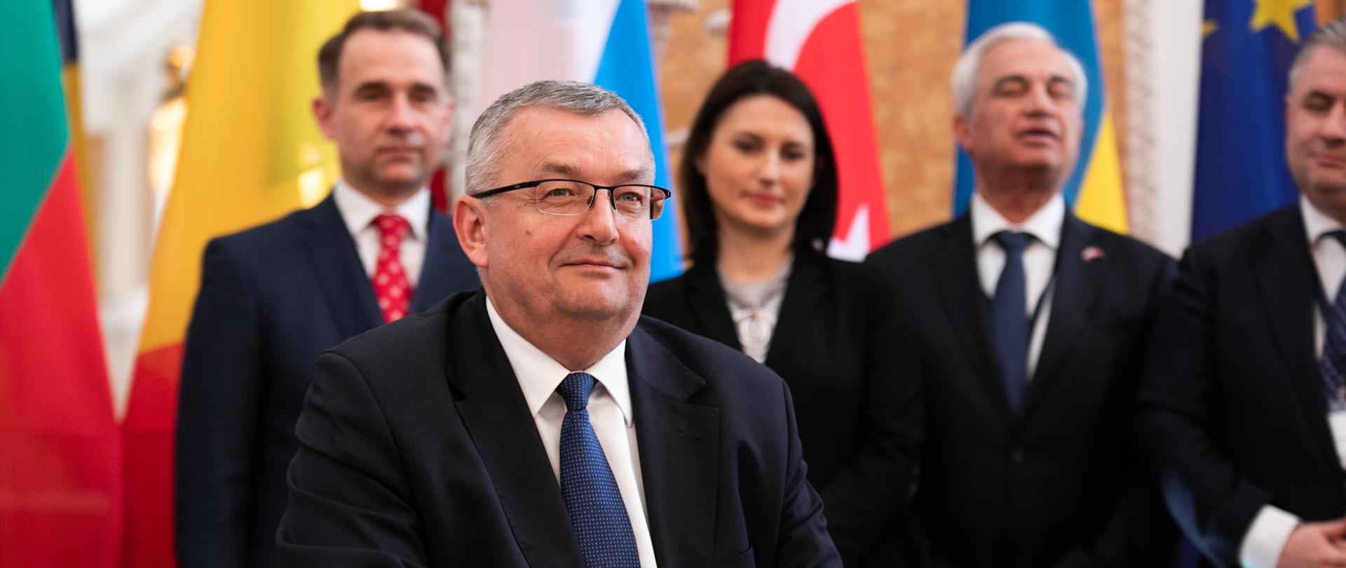 Minister infrastruktury A. Adamczyk podpisał wniosek o włączenie korytarza Via Carpatia do sieci bazowej TEN-T