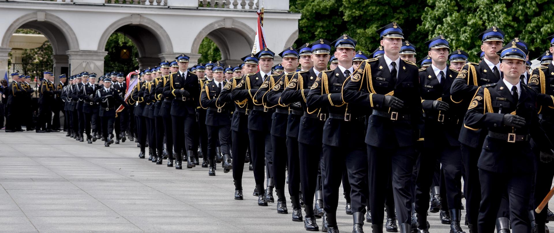 Kompania maszerujaąca po placu Piłsudskiego