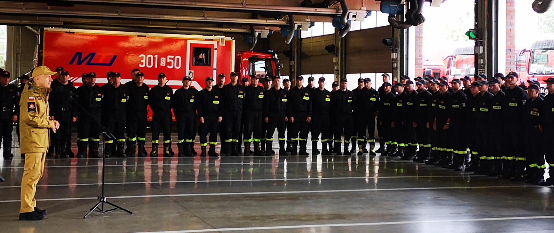Strażacy z grupy Grecja 2021, po prawej na pierwszym planie Komendant Główny PSP nadbryg. Andrzej Bartkowiak 