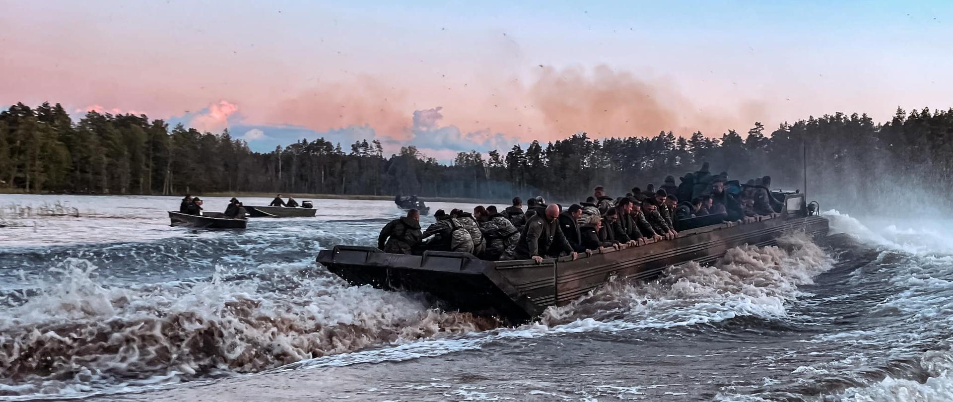 Przeprawa nocna przez jezioro Kępno to pierwsze takie ćwiczenia od 20 lat
