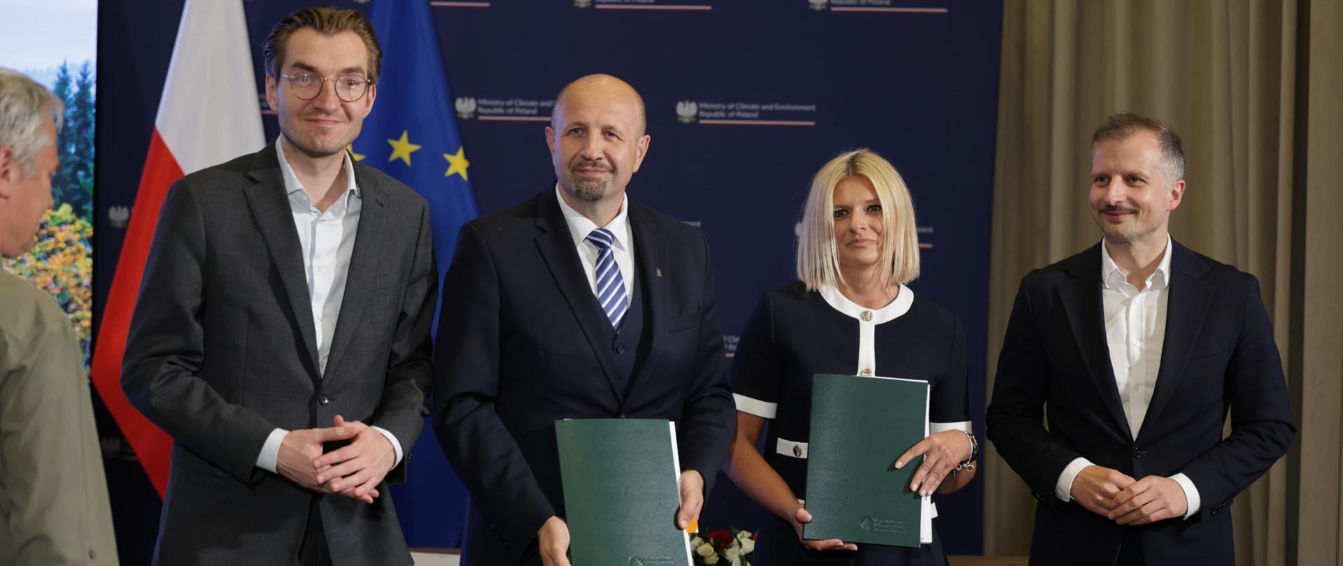 Grupa osób pozuje do zdjęcia. Pierwszy z lewej wiceminister Jan Szyszko.