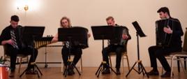 Zdjęcie kwartetu akordeonowego w czasie wykonywania utworu