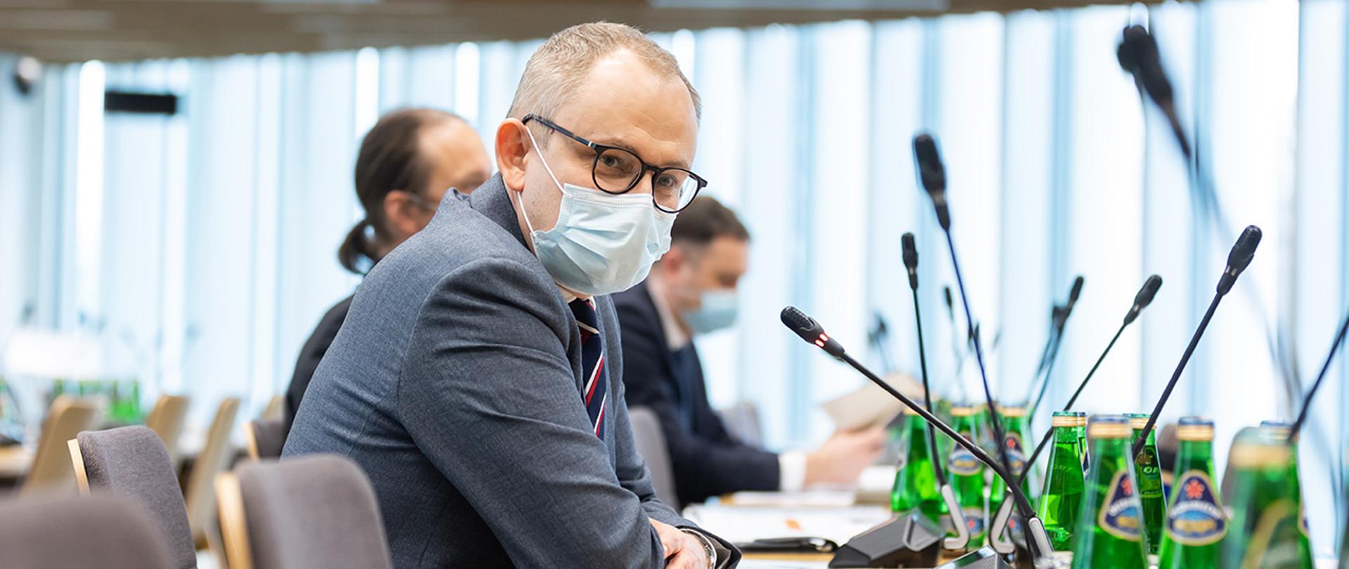 Na zdjęciu widać wiceministra Błażeja Pobożego zabierającego głos.