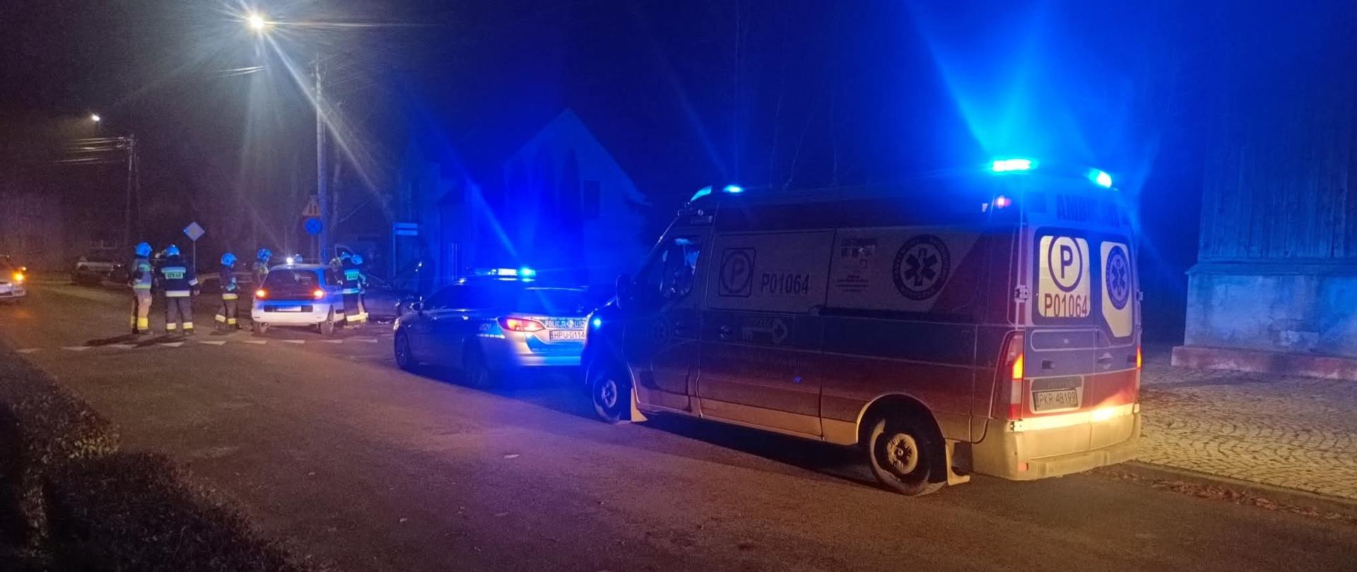 Zdjęcie przedstawia zdeformowane bryły pojazdu na jezdni po zmroku