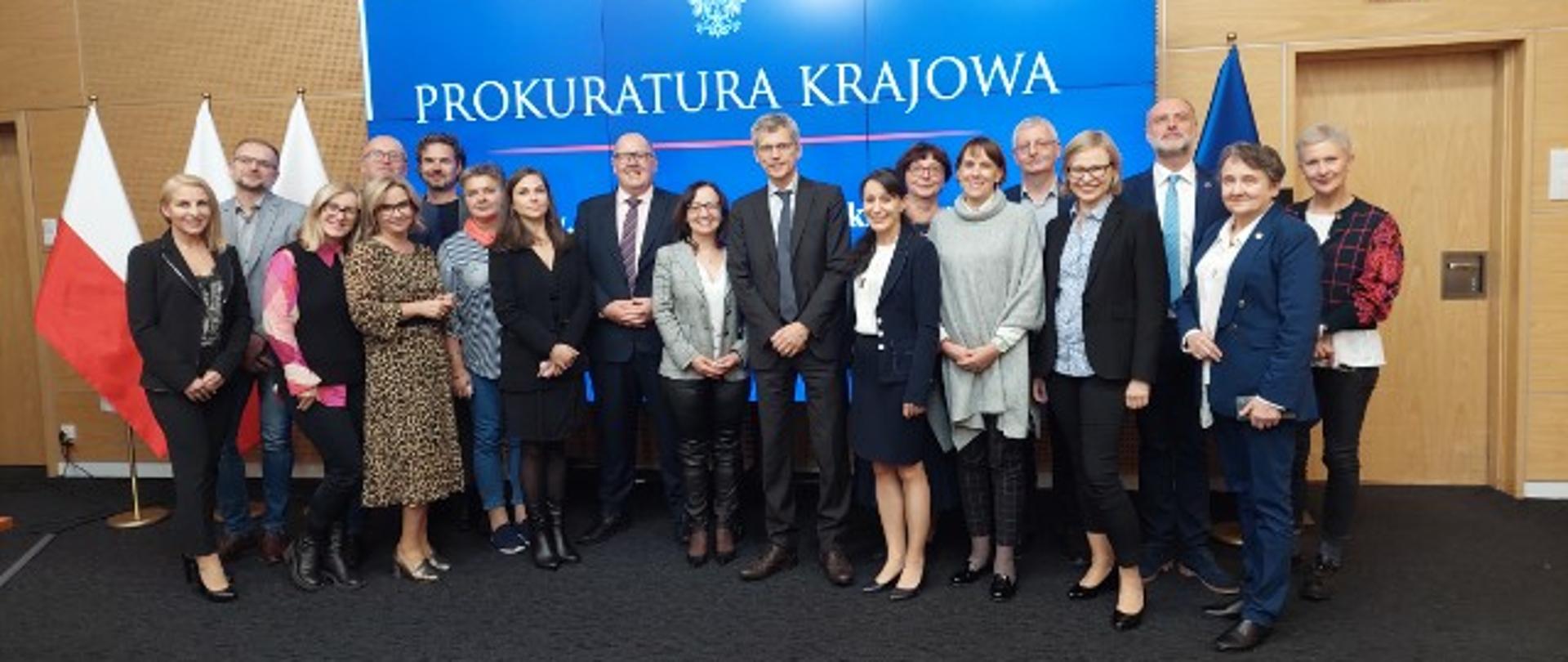 12.Spotkanie Krajowe Punktów Kontaktowych Europejskiej Sieci Sądowej (EJN) w Polsce - zdjęcie grupowe na tle lok Prokuratury Krajowei