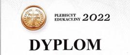 Grafika na jasnym tle, Po lewej logo w kształcie monety w złotym kolorze z napisem Plebiscyt edukacyjny 2022 . Po prawej tekst w czarnym kolorze Plebiscyt Edukacyjny 2022 poniżej tekst - Dyplom.