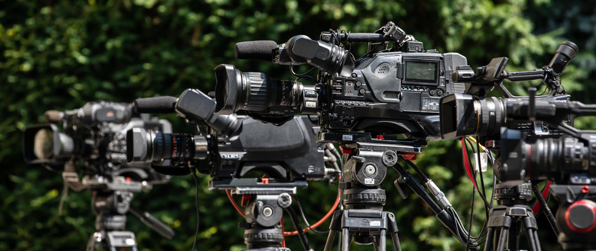 Na zdjęciu widać zamocowane na statywach kamery wideo.